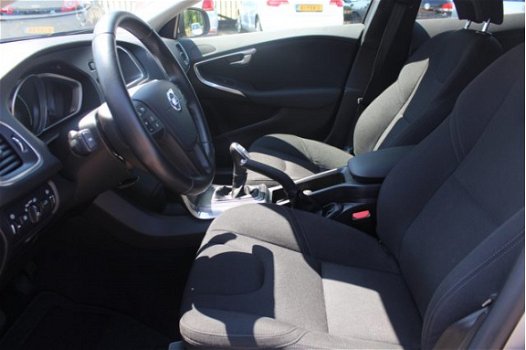 Volvo V40 - 1.6 D2 115PK / Navigatie / Parkeersensor / Cruisecontrol / Climatecontrol / - 1