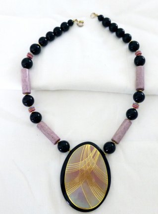 Aparte ketting met grote aardewerk hanger - nr. 1