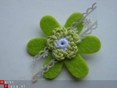 ** Vilten broche met gehaakt bloemetje en lint (limegroen) - nr. 1