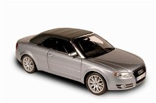 1:18 Norev Audi A4 cabrio silver met softtop 2006 dealerdoos