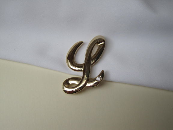 Broche goudkleurige initiaal letter L 4.8x3.2 cm. - nr. 1
