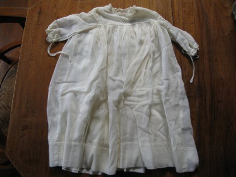 Een antiek doopkleedje met mutsje en kraagje 