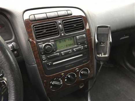 Toyota Avensis Wagon - 2.0-16V Executive - 1