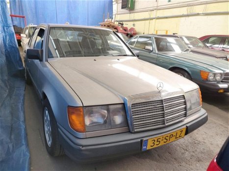 Mercedes-Benz 200-serie - 260 E - 1