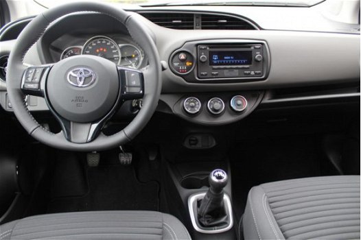 Toyota Yaris - 1.0 VVT-I COMFORT 5 DEURS/ AIRCO/ SAFETYSENSE - 1
