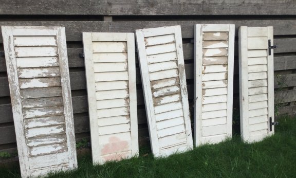 VERKOCHT ❤️ In totaal 13 brocante eikenhouten luiken. - Afbeelding 2