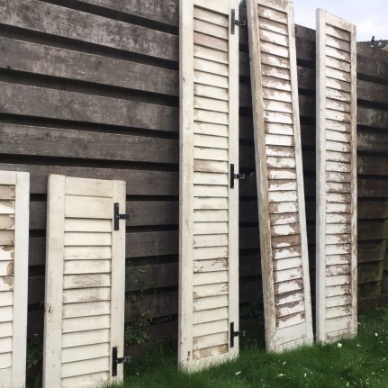 VERKOCHT ❤️ In totaal 13 brocante eikenhouten luiken. - Afbeelding 3