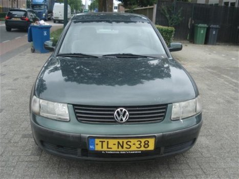 Volkswagen Passat - 1.6 Trendline - 1
