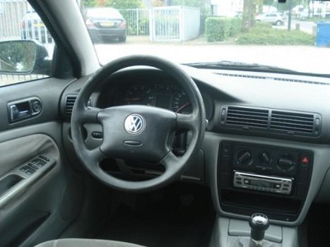 Volkswagen Passat - 1.6 Trendline - 1