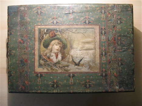 Een prachtige antieke Franse kist met tinnen bordjes, servies, een boekje en servetjes ca. 1890! - 1