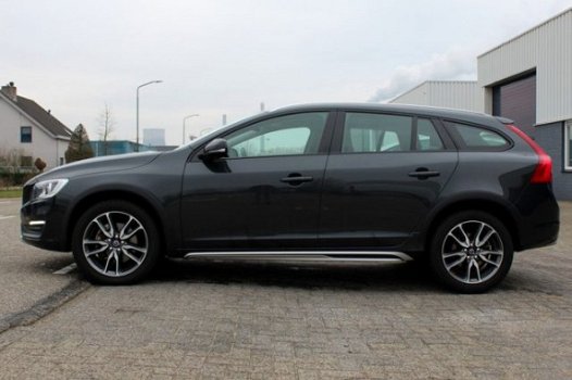 Volvo V60 Cross Country - cc D3 150pk Momentum (B) + Navi + S-Dak + LMV - 1