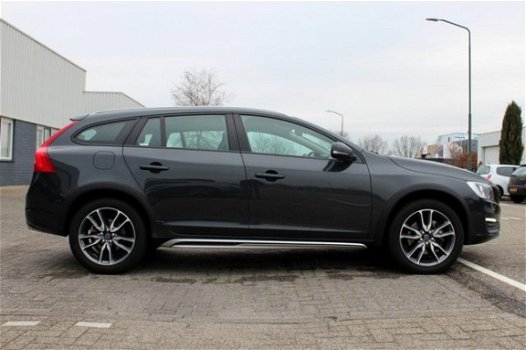 Volvo V60 Cross Country - cc D3 150pk Momentum (B) + Navi + S-Dak + LMV - 1