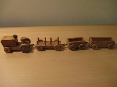 Vintage houten mini treintje (locomotief en 3 wagens)...jaren 30