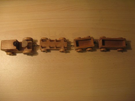 Vintage houten mini treintje (locomotief en 3 wagens)...jaren 30 - 2