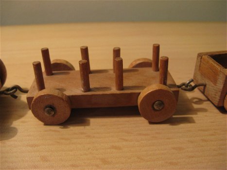 Vintage houten mini treintje (locomotief en 3 wagens)...jaren 30 - 4