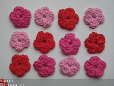 ** 12 gehaakte bloemetjes - 2 cm (rood/fuchsia/roze)