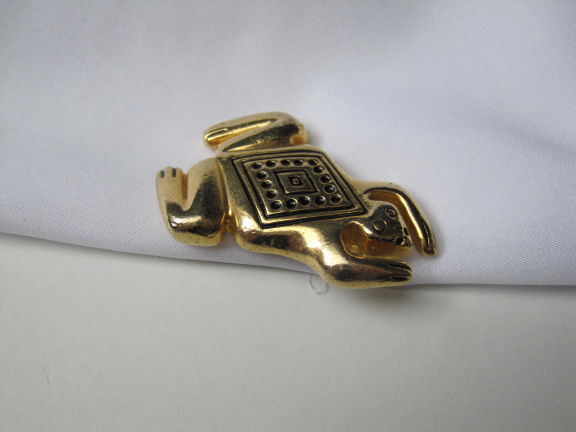 Broche goudkleurige kikker in Inka motief 5.0x3.4 cm - nr. 1
