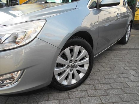 Opel Astra - 2.0CDTI Cosmo 5-drs 165pk navi / ecc / 1500 kg trekgewicht - 1