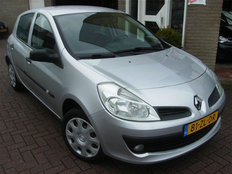 Renault Clio - 1.2I-16V Special Line - 1