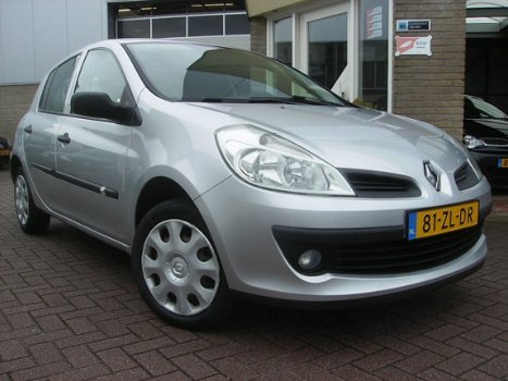 Renault Clio - 1.2I-16V Special Line - 1