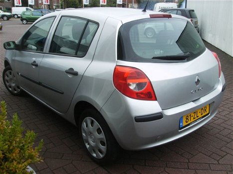 Renault Clio - 1.2I-16V Special Line - 1