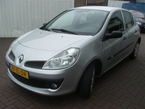 Renault Clio - 1.2I-16V Special Line - 1