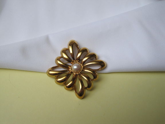 Broche Monet goudkleurig hoekig bloem model met parelkraal cabochon 4.7x4.7 cm. - nr. 1