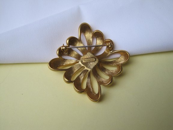 Broche Monet goudkleurig hoekig bloem model met parelkraal cabochon 4.7x4.7 cm. - Afbeelding 2