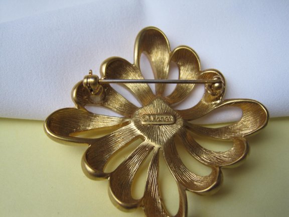 Broche Monet goudkleurig hoekig bloem model met parelkraal cabochon 4.7x4.7 cm. - Afbeelding 3