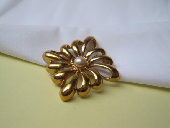 Broche Monet goudkleurig hoekig bloem model met parelkraal cabochon 4.7x4.7 cm. - Afbeelding 4