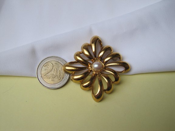 Broche Monet goudkleurig hoekig bloem model met parelkraal cabochon 4.7x4.7 cm. - Afbeelding 5