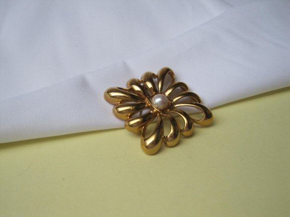 Broche Monet goudkleurig hoekig bloem model met parelkraal cabochon 4.7x4.7 cm. - Afbeelding 7