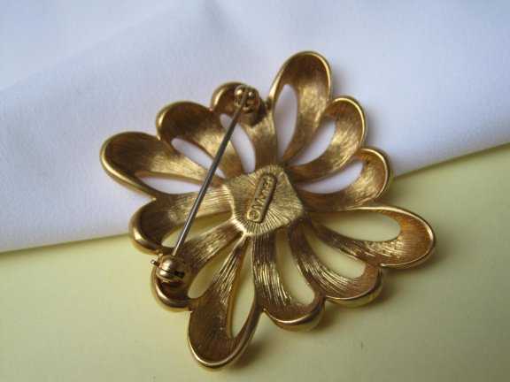 Broche Monet goudkleurig hoekig bloem model met parelkraal cabochon 4.7x4.7 cm. - Afbeelding 8