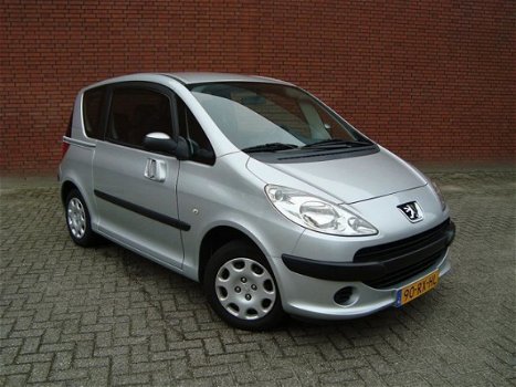 Peugeot 1007 - 1.4 Urban NAVI // NWE BANDEN // APK 09-2019 - 1