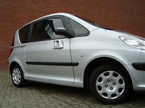 Peugeot 1007 - 1.4 Urban NAVI // NWE BANDEN // APK 09-2019 - 1