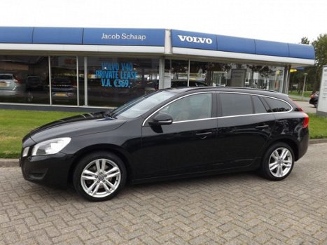 Volvo V60 - 2.0 D3 / 5 Cilinder / Momentum / Automaat / Leer / Navigatie / 17'' / PDC voor & achter - 1