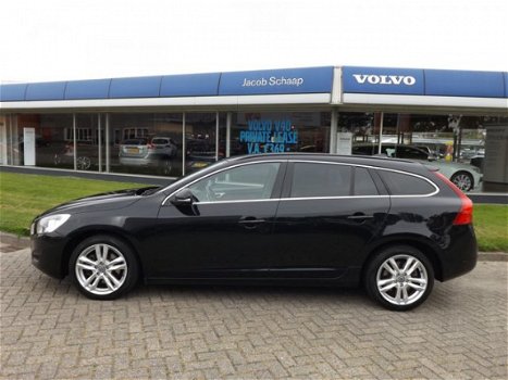 Volvo V60 - 2.0 D3 / 5 Cilinder / Momentum / Automaat / Leer / Navigatie / 17'' / PDC voor & achter - 1