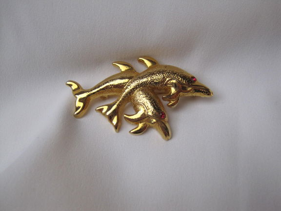 Broche goudkleurige dolfijnen met rood kristal rijnsteen oogjes 5.0x3.0 cm. - nr. 1