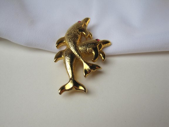 Broche goudkleurige dolfijnen met rood kristal rijnsteen oogjes 5.0x3.0 cm. - Afbeelding 2