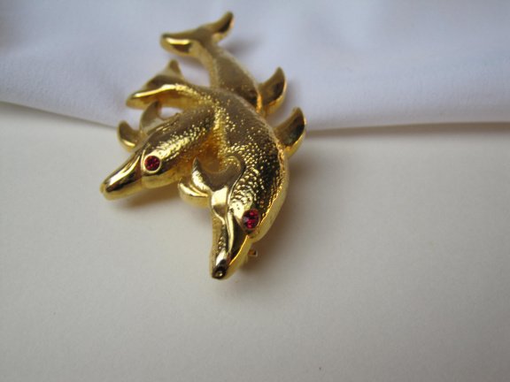 Broche goudkleurige dolfijnen met rood kristal rijnsteen oogjes 5.0x3.0 cm. - Afbeelding 3
