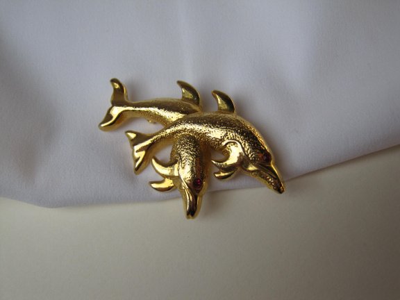 Broche goudkleurige dolfijnen met rood kristal rijnsteen oogjes 5.0x3.0 cm. - Afbeelding 4