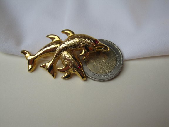 Broche goudkleurige dolfijnen met rood kristal rijnsteen oogjes 5.0x3.0 cm. - Afbeelding 6