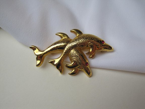 Broche goudkleurige dolfijnen met rood kristal rijnsteen oogjes 5.0x3.0 cm. - Afbeelding 7