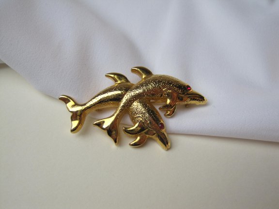 Broche goudkleurige dolfijnen met rood kristal rijnsteen oogjes 5.0x3.0 cm. - Afbeelding 8