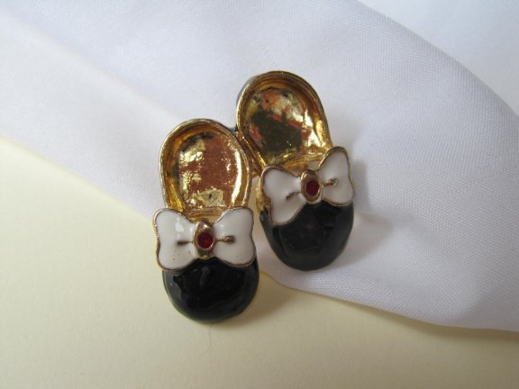 Broche goudkleurig zwart wit emaille schoentjes met vlinderstrik 3.1x3.1 cm - Afbeelding 2