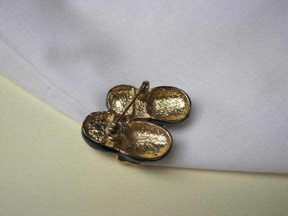 Broche goudkleurig zwart wit emaille schoentjes met vlinderstrik 3.1x3.1 cm - Afbeelding 3