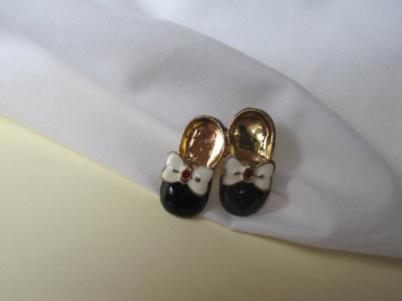 Broche goudkleurig zwart wit emaille schoentjes met vlinderstrik 3.1x3.1 cm - Afbeelding 4