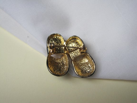 Broche goudkleurig zwart wit emaille schoentjes met vlinderstrik 3.1x3.1 cm - Afbeelding 5