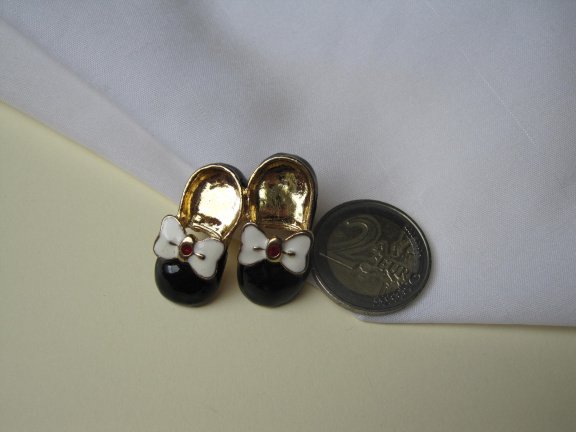 Broche goudkleurig zwart wit emaille schoentjes met vlinderstrik 3.1x3.1 cm - Afbeelding 6