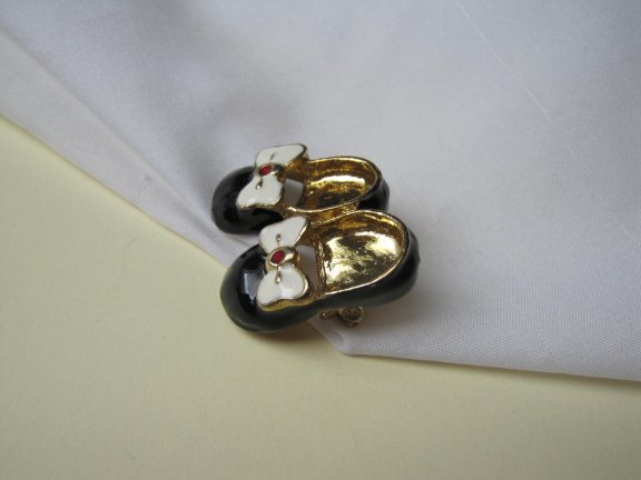 Broche goudkleurig zwart wit emaille schoentjes met vlinderstrik 3.1x3.1 cm - Afbeelding 7